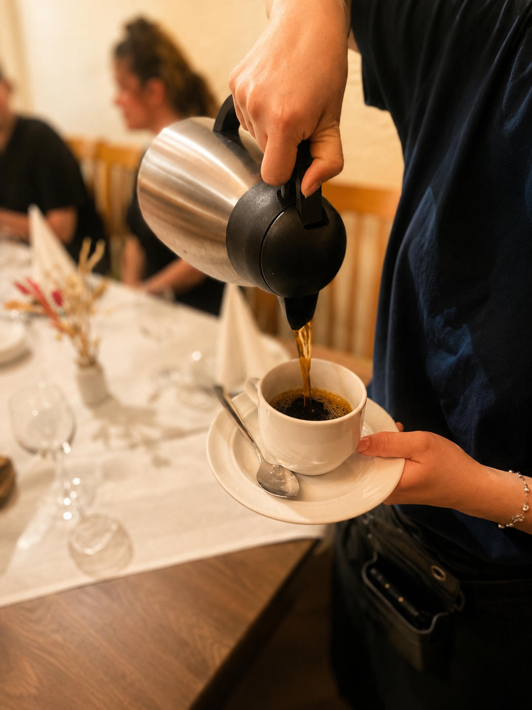 Kaffee wird bei einer Trauerfeier eingeschenkt